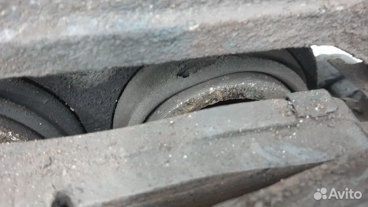 Суппорт передний правый Kia Sorento 2 2010