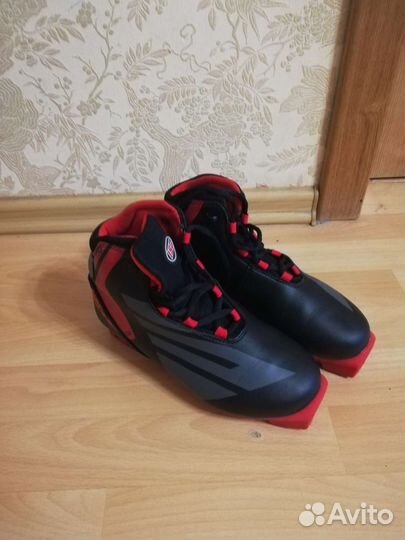 Лыжи детские с палками. Лыжные ботинки 37 SNS