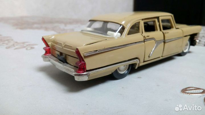 Модель автомобиля чайка Газ 13 СССР