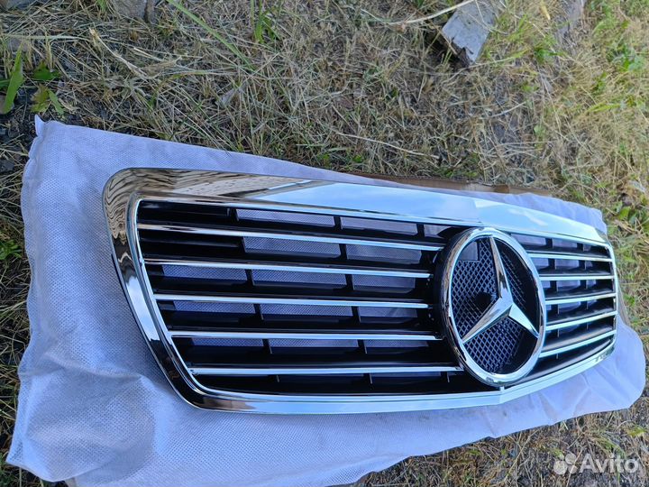 Решетка радиатора Mercedes W211 с эмблемой