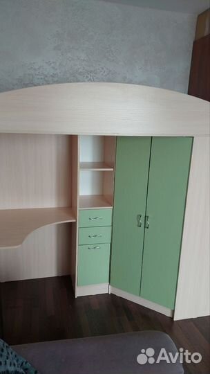 Кровать чердак со столом и шкафом