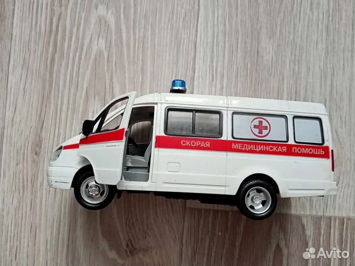 Игрушки светофор, гараж и скорая помощь