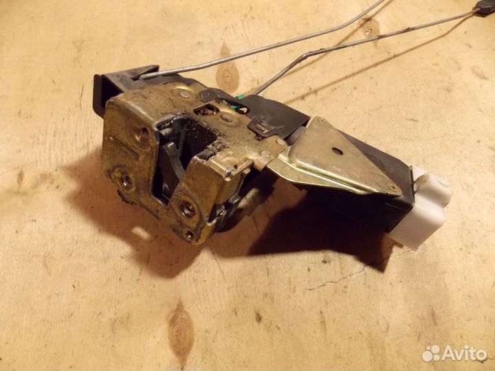 Замок двери передний левый Mitsubishi Space Star