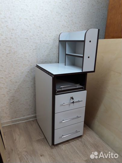 Маникюрный стол - складной с полкой