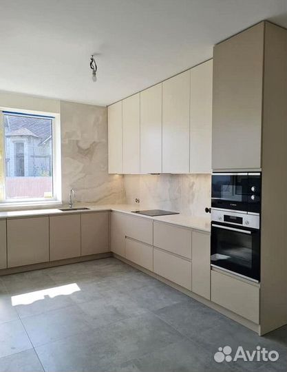 Кухня под потолок в новостройку