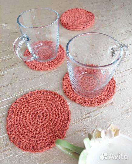 Подставка салфетка под кружку вязанная