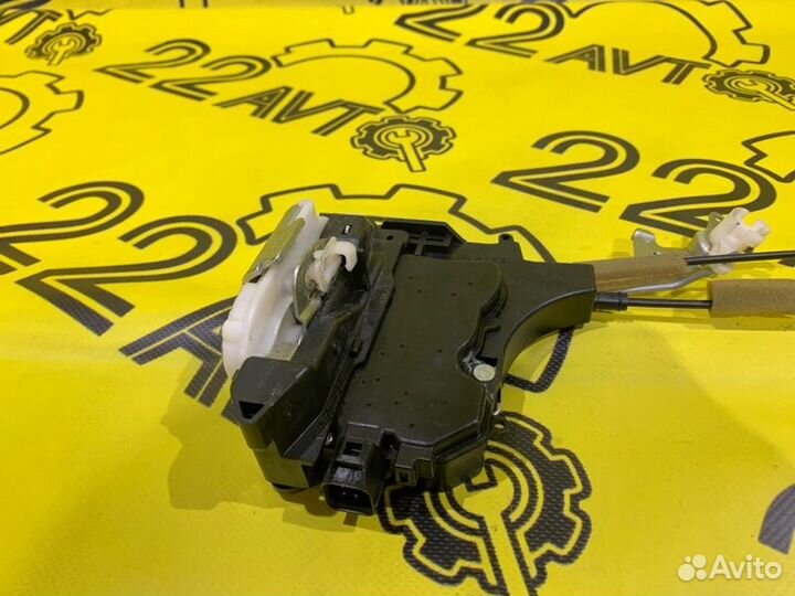 Замок двери передний правый Mitsubishi Outlander