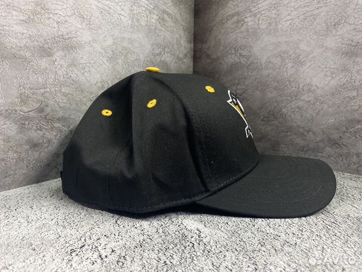 Бейсболка NHL Питтсбург с желтыми люверсами