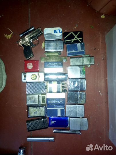 Коллекция зажигалок и коробков спичек