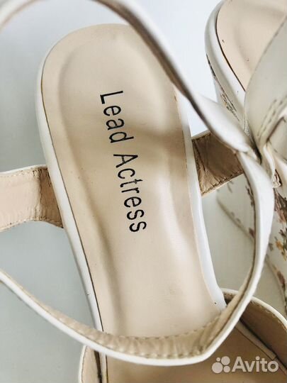 Летние босоножки и платье