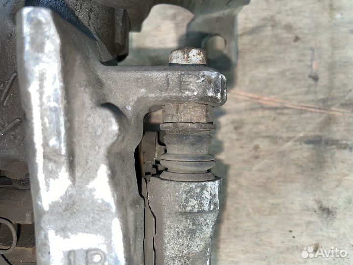 Суппорт задний левый Toyota Prius 30