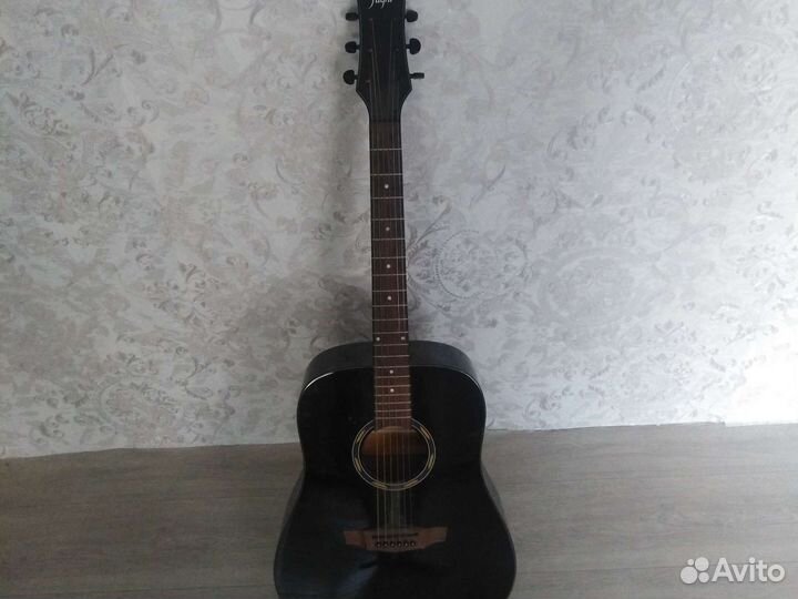 Акустическая гитара