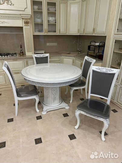 Стол и стулья в гостиную. В наличии