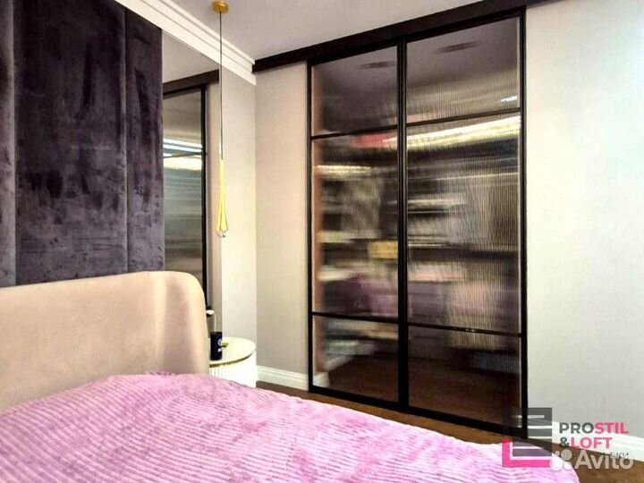 Стеклянная перегородка для зонирования комнат в Москве