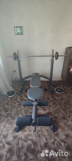 Скамья для жима со стойками, грифом и блинами