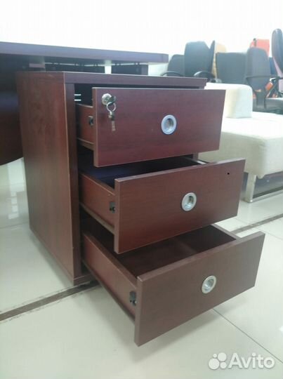 Стол руководителя в офис с тумбой