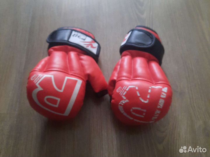 Красные перчатки для бокса
