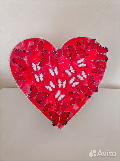 Бокс с подсветкой из бабочек