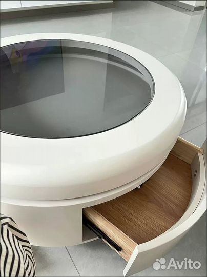 Футуристичный журнальный стол