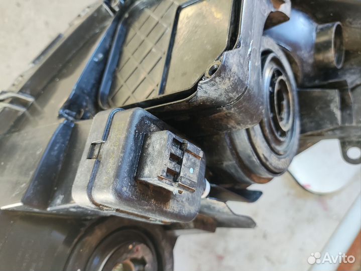 Фара на toyota rav4