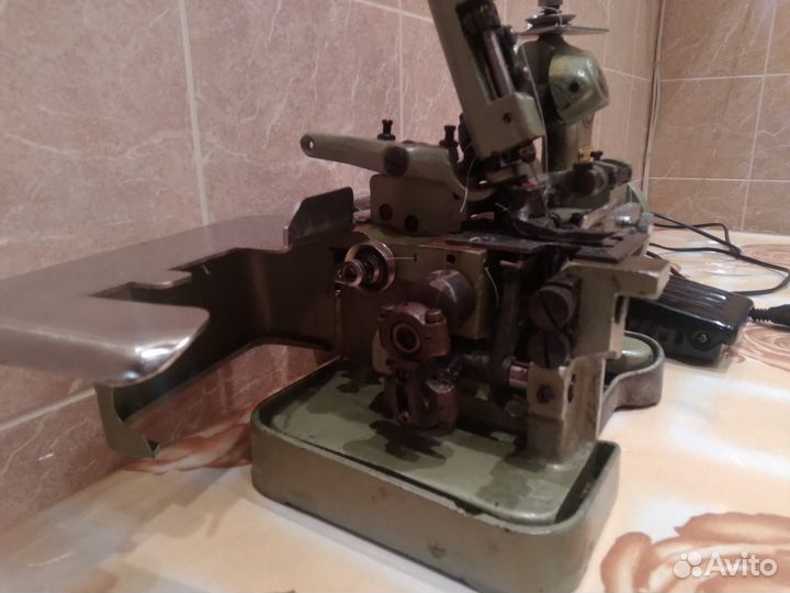 Швейная машинка оверлок