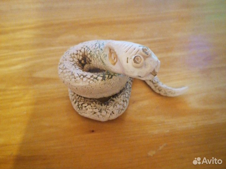 Фигурка змеи