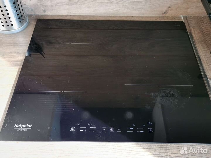 Варочная индукционная панель Hotpoint Ariston