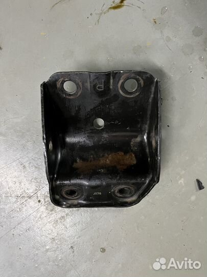 Кронштейн рычага верхнего правый P11 54574-2J001