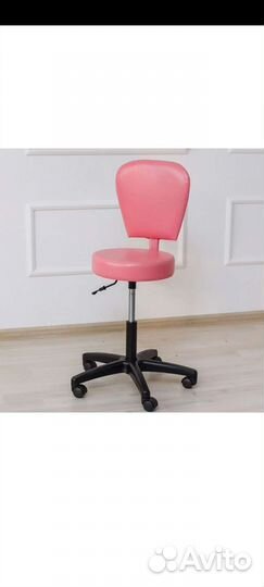 Стул и лампа-лупа