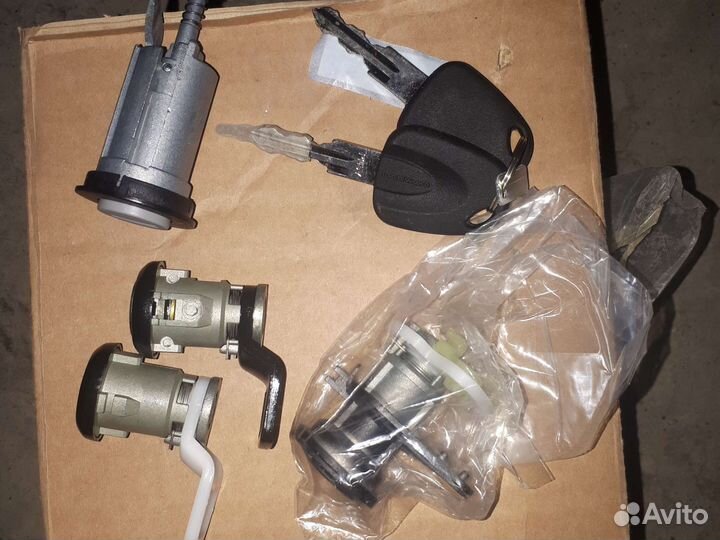 Замок зожигания в зборе с(личинками )