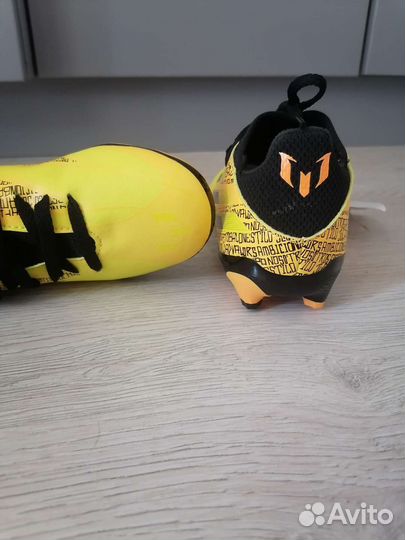 Футбольные бутсы adidas