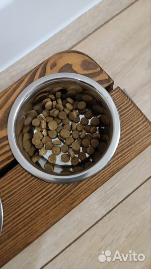 Миска для кошек на деревянной подставке