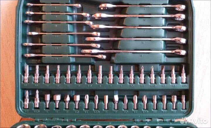 Набор инструментов для авто в чемодане