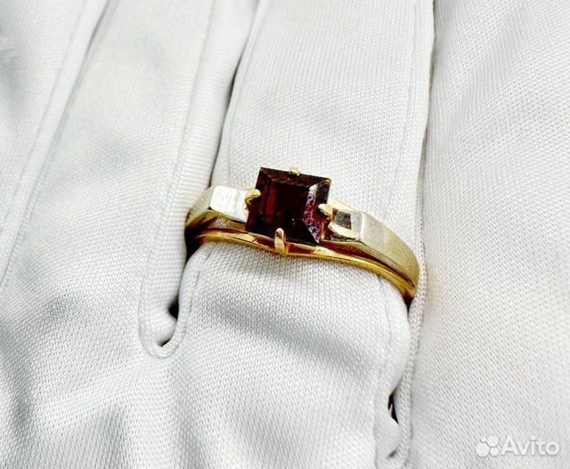 Кольцо с синтетическим камнем Золото