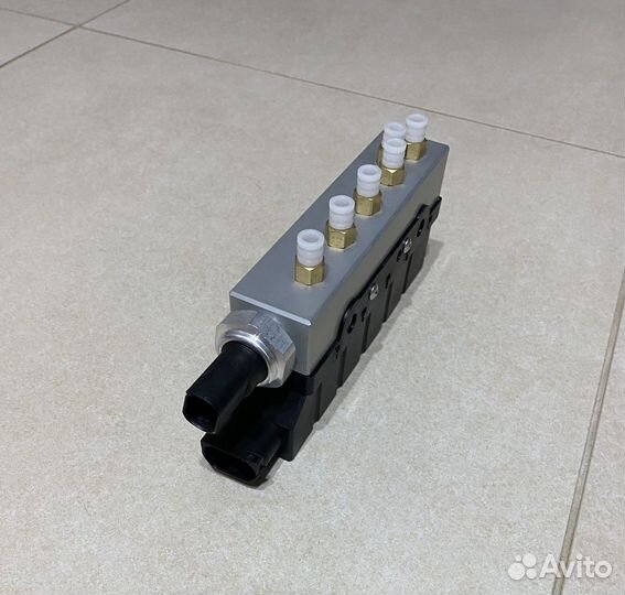 Блок клапанов пневмоподвески Mercedes S-класс W220