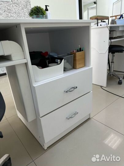 Стол для маникюра с вытяжкой в отличном состоянии