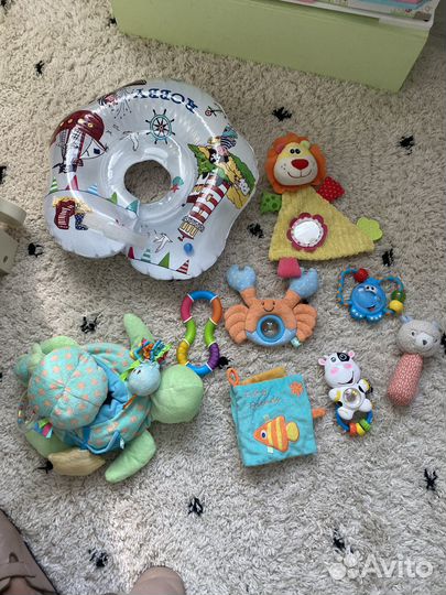 Игрушки погремушки развивающие для малыша круг
