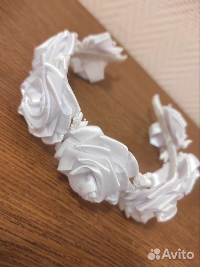 Ободок с белыми розочками