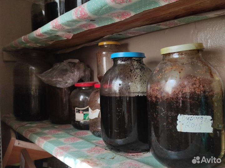 Банки с вареньем на вино