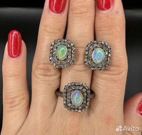 Комплект с опалом и бриллиантами серьги и кольцо