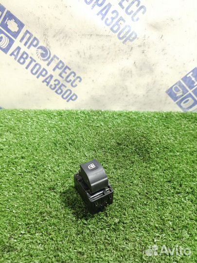 Кнопка стеклоподъемника задняя левая Renault