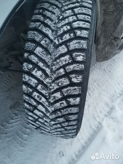 Michelin X-Ice North 4 215/65 R16
