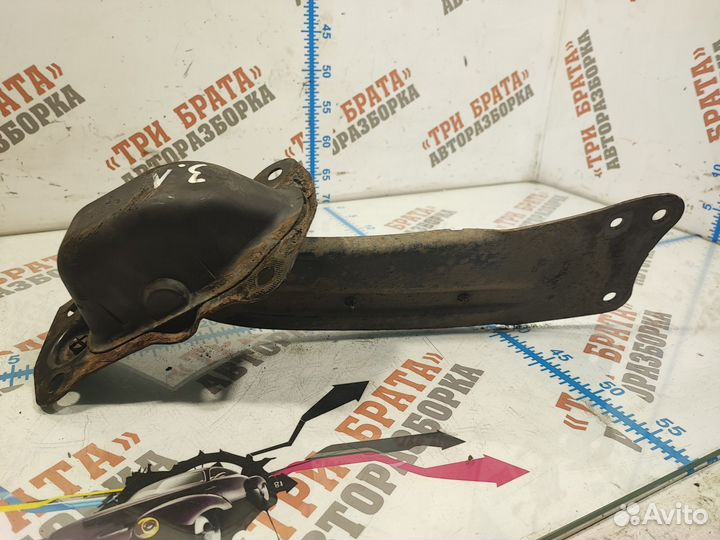 Фольксваген Пассат Рычаг задний левый верхний