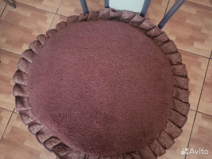 Подушка на диван для украшения и можно полежать