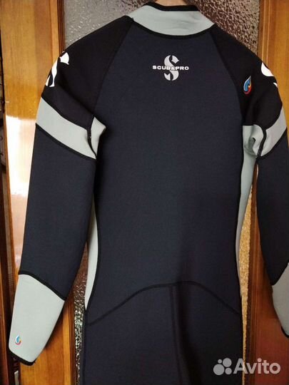 Гидрокостюмы женские и вешалка для костюмов