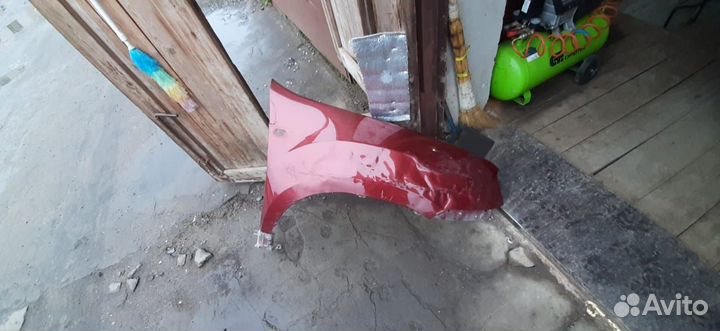 Крыло переднее правое на рено Дастер