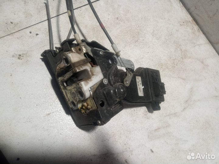 Замок двери передней левой Mazda 6 GG 2005
