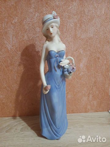 Статуэтка фарфор Девушка с цветами