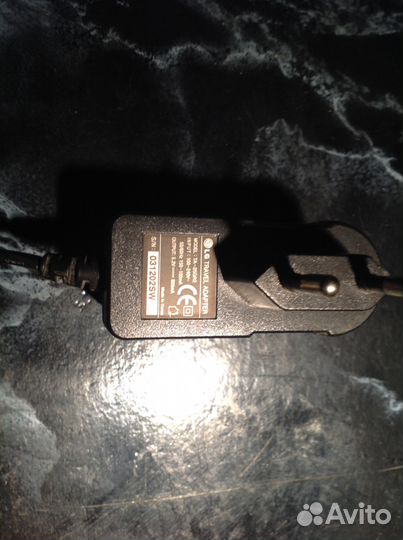 Куча зарядок для сотовых телефонов