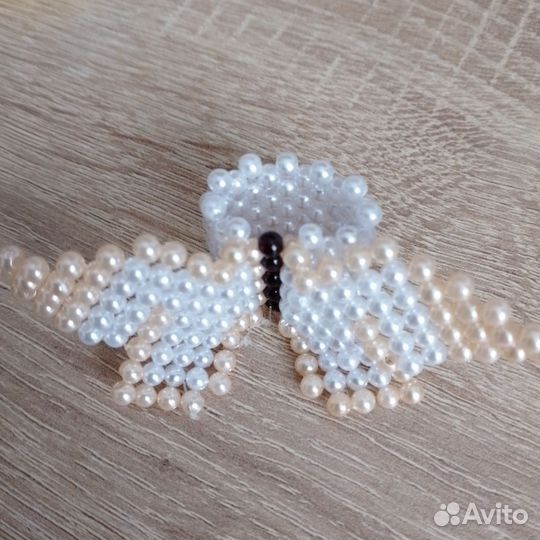 Кольца из бусин с сидящей бабочкой